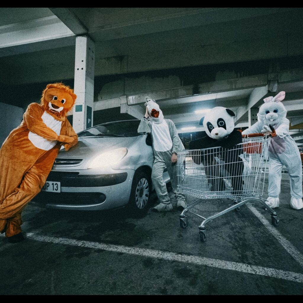 Catchy Peril propulse son glam rock avec “Astro Orbiter”