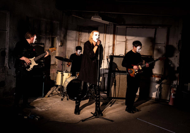 Charm School : Le post-punk au scalpel (et avec des cuivres) de "Schadenfreude Ploy"