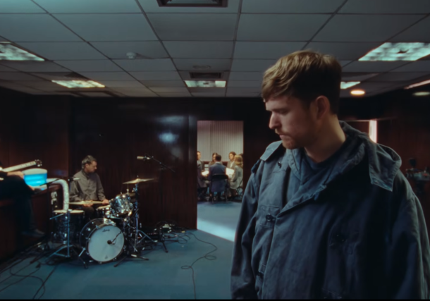 Avec “I Had a Dream She Took My Hand”, second extrait de “Trying Times”, James Blake livre une chanson d’amour en live, entre chœurs sixties et voix cristalline.