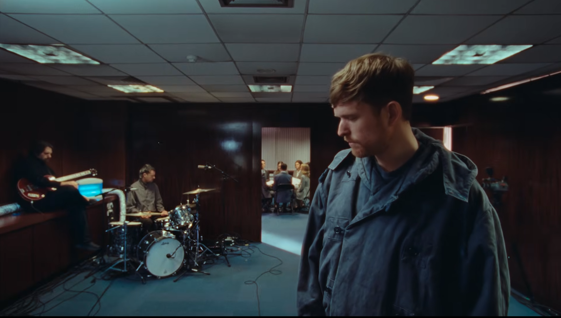 Avec “I Had a Dream She Took My Hand”, second extrait de “Trying Times”, James Blake livre une chanson d’amour en live, entre chœurs sixties et voix cristalline.
