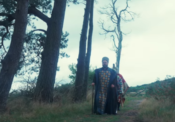 On écoute Hen Ogledd et “Scales Will Fall”, cavalcade baroque et révolte en bard rap