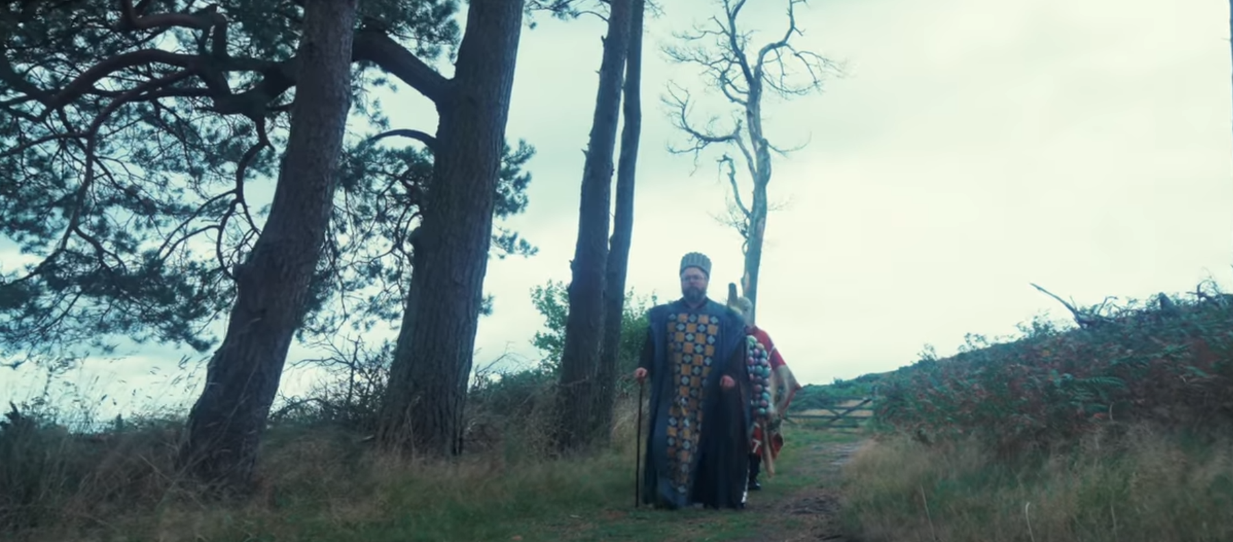 On écoute Hen Ogledd et “Scales Will Fall”, cavalcade baroque et révolte en bard rap