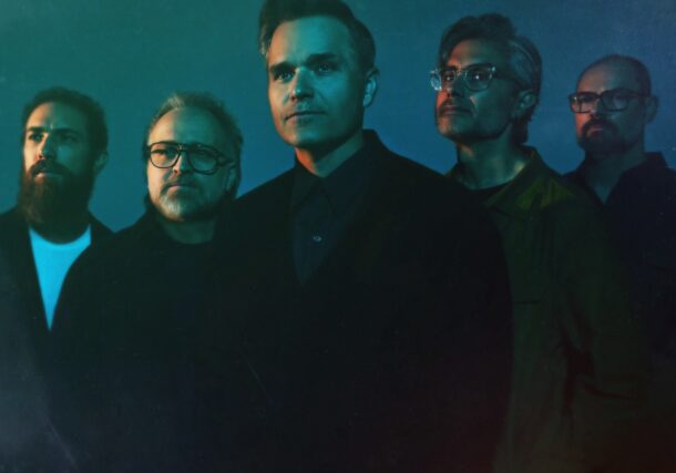 Découvrez "Riptide", le nouveau single de Death Cab for Cutie issu de l'album "I Built You a Tower". Entre rock sophistiqué et résilience face au chaos, le groupe signe un retour impeccable, sensible et toujours aussi "perfecto"