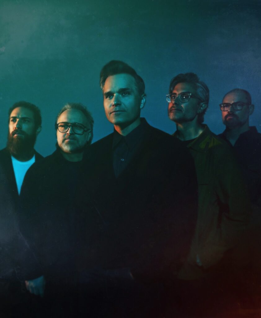 Découvrez "Riptide", le nouveau single de Death Cab for Cutie issu de l'album "I Built You a Tower". Entre rock sophistiqué et résilience face au chaos, le groupe signe un retour impeccable, sensible et toujours aussi "perfecto"