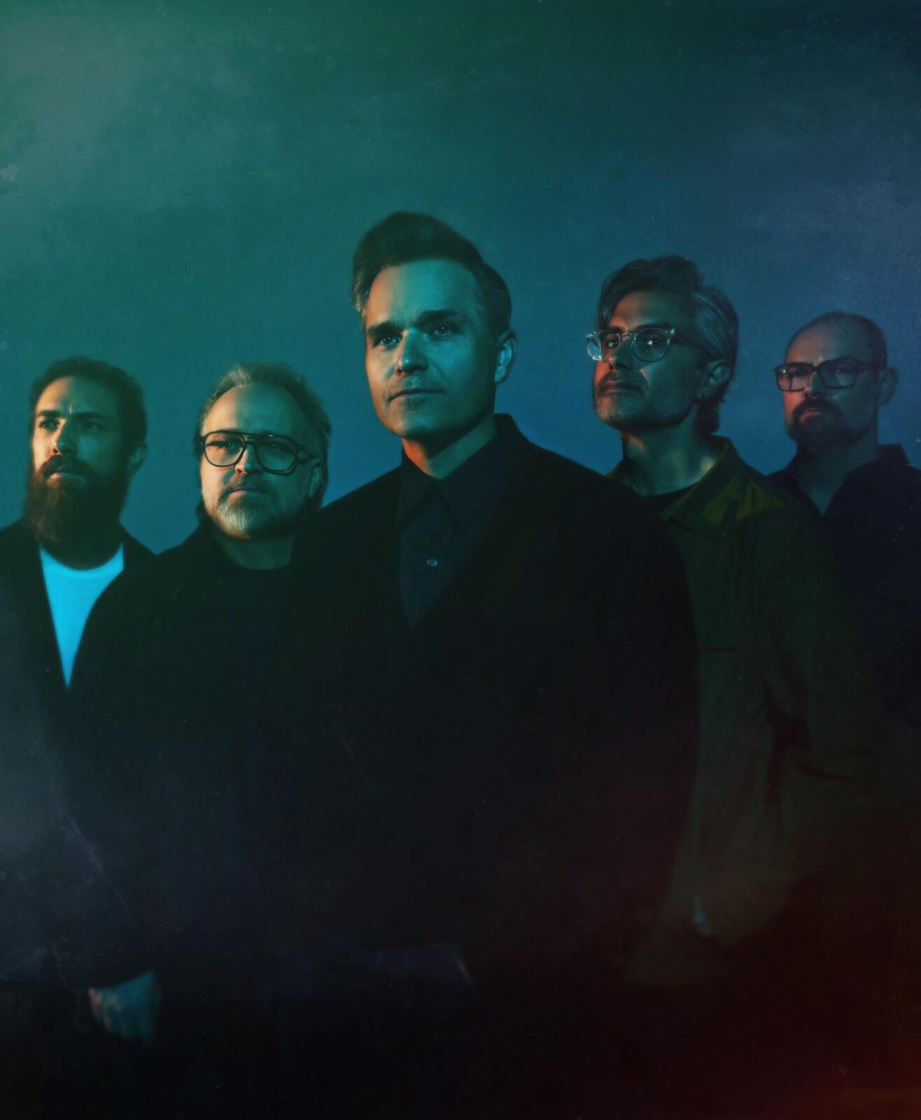 Découvrez "Riptide", le nouveau single de Death Cab for Cutie issu de l'album "I Built You a Tower". Entre rock sophistiqué et résilience face au chaos, le groupe signe un retour impeccable, sensible et toujours aussi "perfecto"