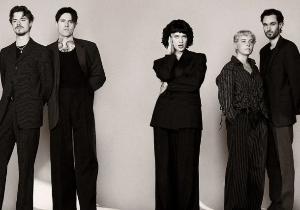 Girl in the Year Above reprend "Teardrop " de Massive Attack et la reprise est magnifique. Enregistré pour la BO du Film Peaky Blinders: The Immortal Man (qui sortira en salle le 3 mars et sur Netflix le 20 mars), la reprise est validée par Robert Del Naja, lui-même. Parce que c'est facile de ne pas composer mais c'est très difficile de faire une version correct d'un titre aussi beau et touchant à la base. A la base, la voix de Liz Fraser de Cocteau Twins, c'était déja Ligue des champions, magique, considéré comme la meilleure musique pour faire l'amour de l'histoire. Ici la version est plus triste, elle donne envie de pleurer. C'est aussi l'occasion de découvrir Girl In The Year Above, un groupe entre Irlande et Cournouaille qui fait une pop folk pétillante. Enjoy