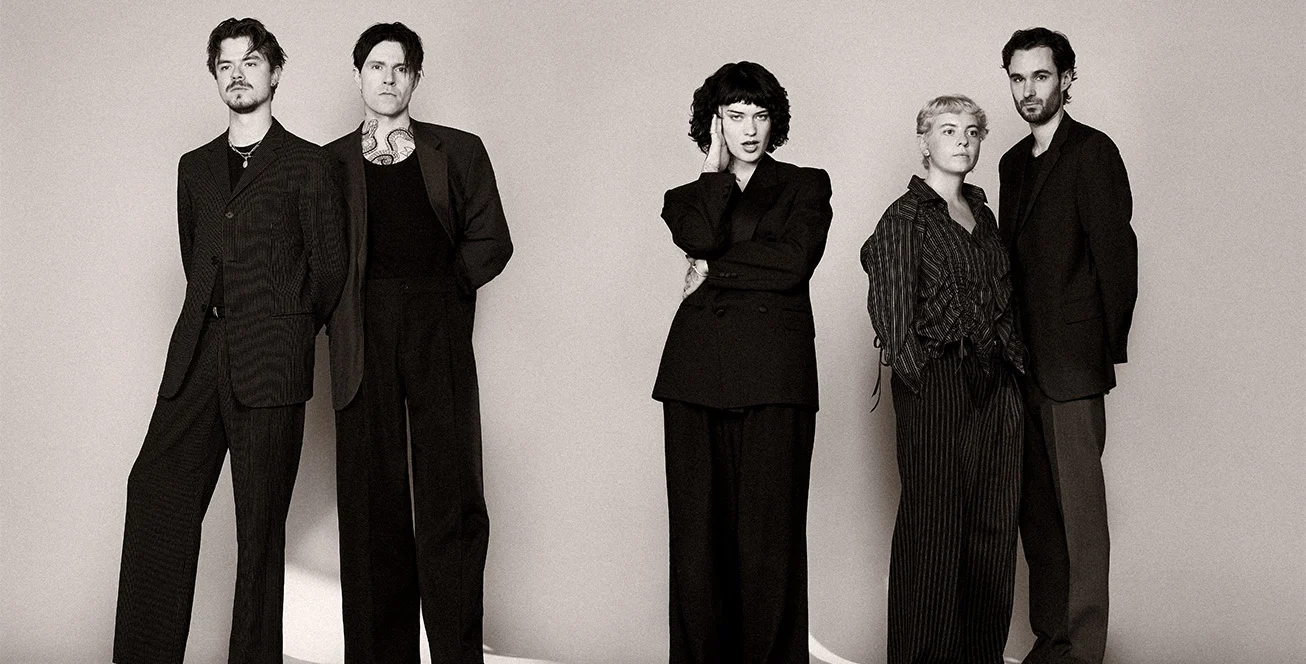 Girl in the Year Above reprend "Teardrop " de Massive Attack et la reprise est magnifique. Enregistré pour la BO du Film Peaky Blinders: The Immortal Man (qui sortira en salle le 3 mars et sur Netflix le 20 mars), la reprise est validée par Robert Del Naja, lui-même. Parce que c'est facile de ne pas composer mais c'est très difficile de faire une version correct d'un titre aussi beau et touchant à la base. A la base, la voix de Liz Fraser de Cocteau Twins, c'était déja Ligue des champions, magique, considéré comme la meilleure musique pour faire l'amour de l'histoire. Ici la version est plus triste, elle donne envie de pleurer. C'est aussi l'occasion de découvrir Girl In The Year Above, un groupe entre Irlande et Cournouaille qui fait une pop folk pétillante. Enjoy