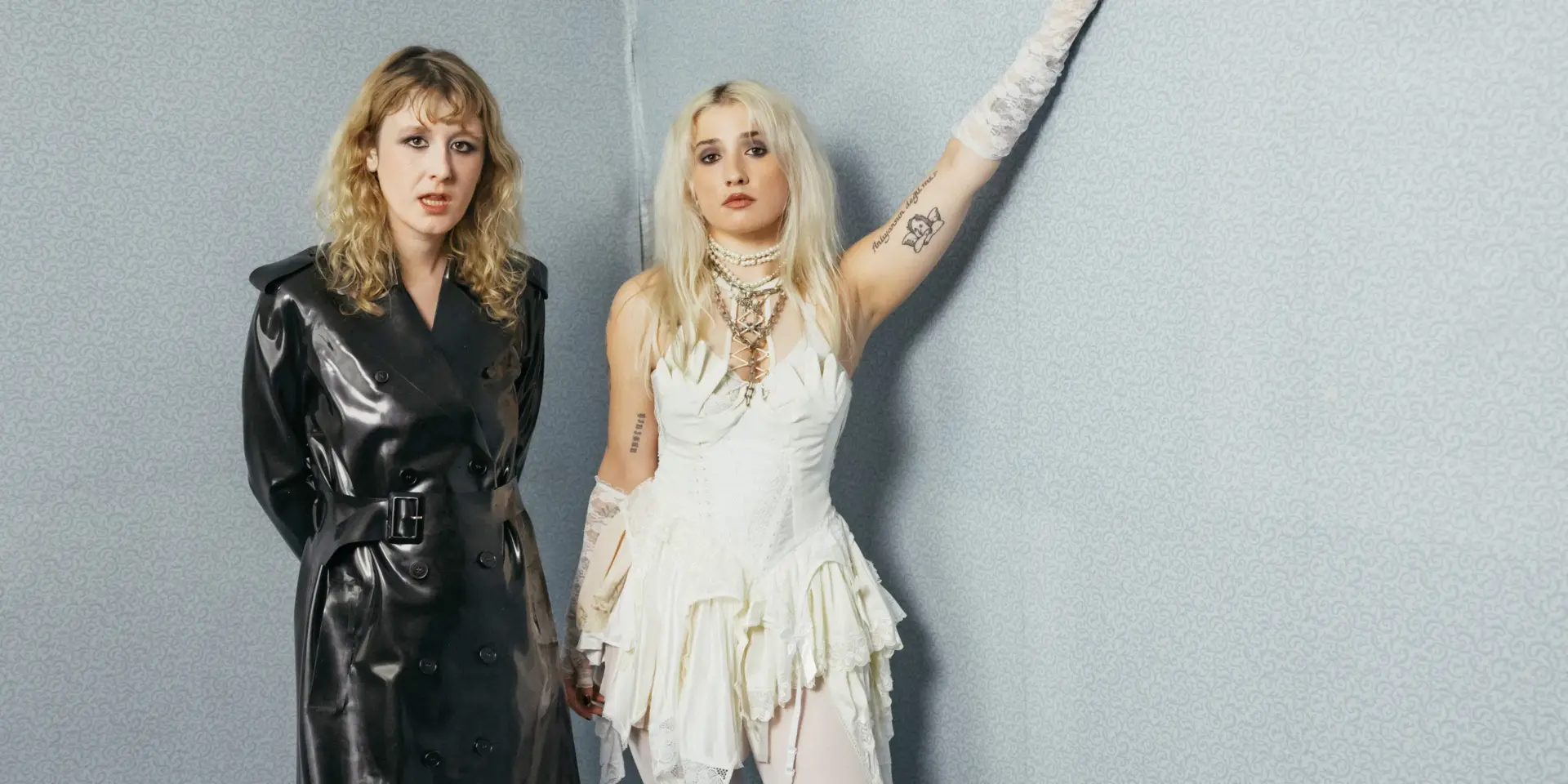 es Lambrini Girls sont de retour avec "Cult of Celebrity" ! Un punk garage addictif qui dézingue l’élite mondiale. Phoebe et Selin n'ont pas changé d'un pouce.