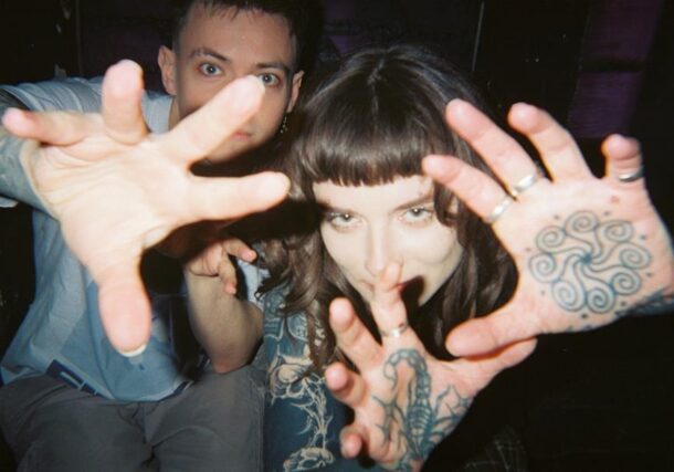 Alors je sais pas vous, mais moi j'aime bien comprendre le titre des chansons vu et ce qu'elle raconte. Du coup, comme d'habitude j'ai cherché et quand j'ai vu peu de résultat google, je me suis dit que ce n'était pas très poli. Cowboy Hunters contre les petits fachos d'internet Donc Megan Pollock et Desmond Johnston  s'attaque violemment aux trolls racistes et nationalistes sur Internet (tu sais ce qui ont des drapeaux sur leur profil). En gros, ils disent aux trolls : "Arrêtez de déverser votre haine sur les réseaux et allez plutôt vivre de vraies expériences (même vulgaires ou basiques) avec de vraies personnes." Effectivement, c'est basique, mais c'est aussi dit avec des grosses guitares et avec de l'humour donc ça passe dans crème dans nos oreilles. C'est extrait de leur prochain EP EPeepee EPeepee qui sortira le 20 mars.