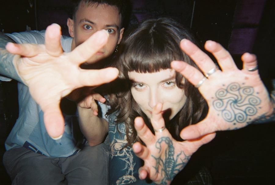 Alors je sais pas vous, mais moi j'aime bien comprendre le titre des chansons vu et ce qu'elle raconte. Du coup, comme d'habitude j'ai cherché et quand j'ai vu peu de résultat google, je me suis dit que ce n'était pas très poli. Cowboy Hunters contre les petits fachos d'internet Donc Megan Pollock et Desmond Johnston  s'attaque violemment aux trolls racistes et nationalistes sur Internet (tu sais ce qui ont des drapeaux sur leur profil). En gros, ils disent aux trolls : "Arrêtez de déverser votre haine sur les réseaux et allez plutôt vivre de vraies expériences (même vulgaires ou basiques) avec de vraies personnes." Effectivement, c'est basique, mais c'est aussi dit avec des grosses guitares et avec de l'humour donc ça passe dans crème dans nos oreilles. C'est extrait de leur prochain EP EPeepee EPeepee qui sortira le 20 mars.