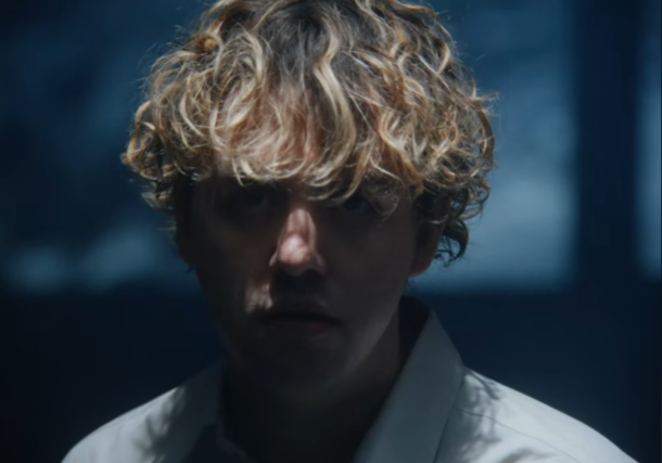 les louanges, ne me quitte pas des yeux