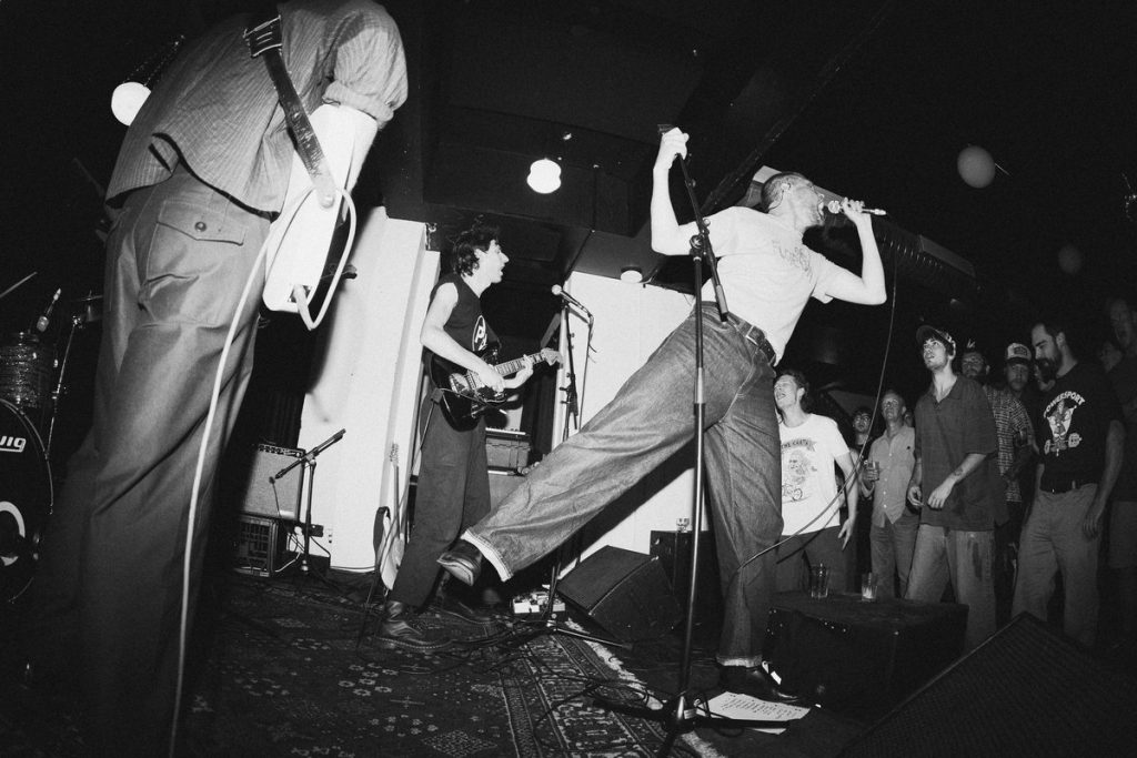 Découvrez "Is That A Prayer?", le nouveau single d'A. Swayze & The Ghosts. Un concentré de post-punk nerveux et de tension sociale en moins de deux minutes.