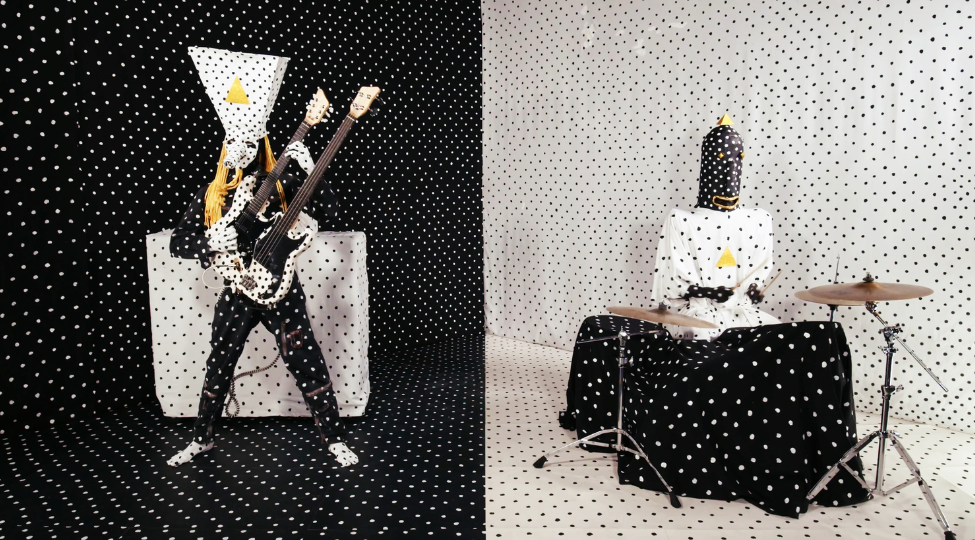 Nouveau ratrapage de "Des chips et des leffes" ! Au menu : Angine de Poitrine, The Sophs, Foo Fighters et Naked Soft Men. Du bon son brut pour réchauffer les cœurs.