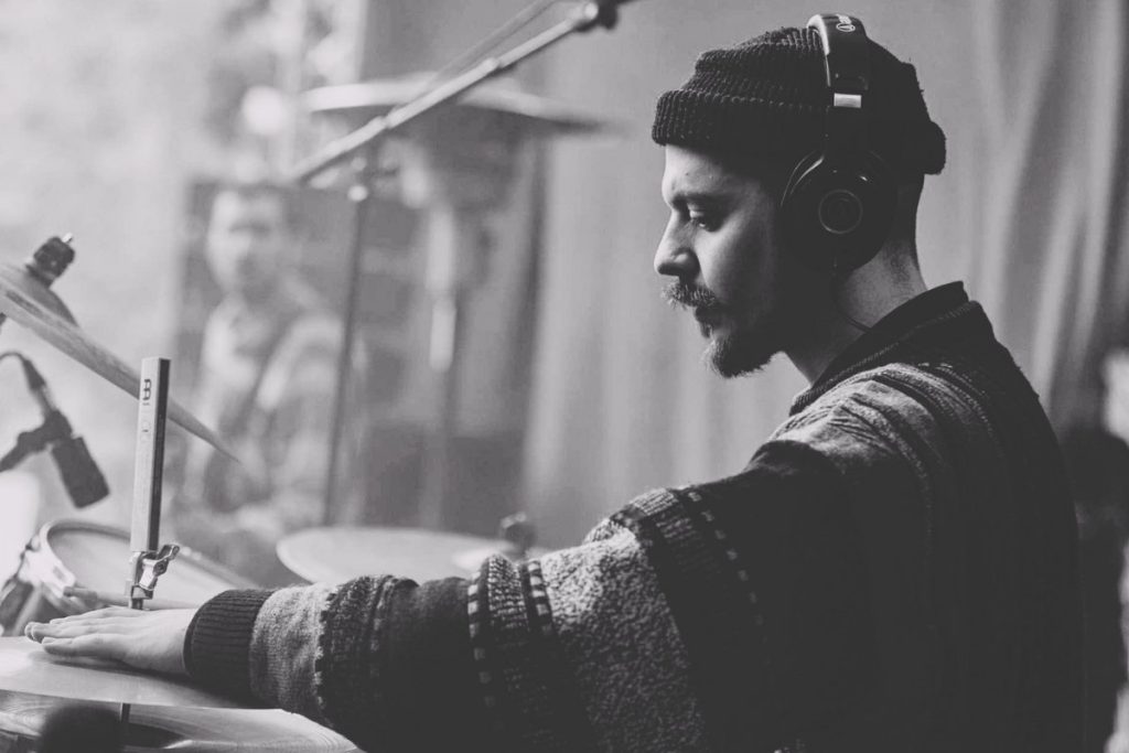 Découvrez Pako Kaan, le producteur athénien qui fusionne funk brésilien des 70s et indie contemporaine.