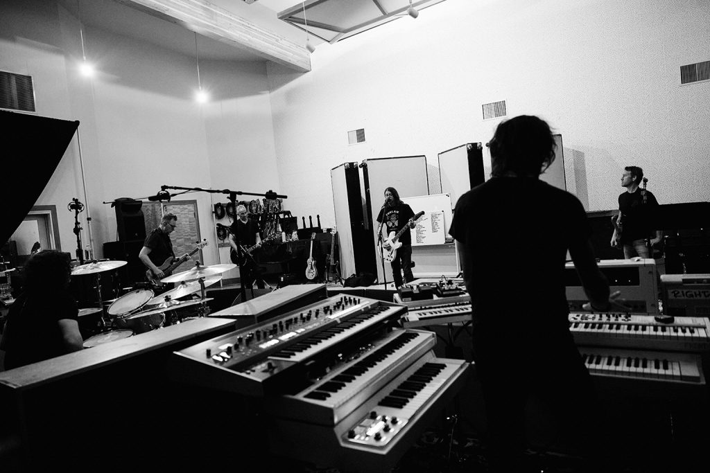 Foo Fighters balancet "Of All People" et ils sont pas venus pour épiler les marguerites