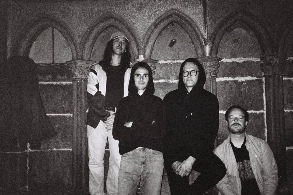 trainfantome : Se prendre un mur de mélancolie avec « Bleeding At The Door