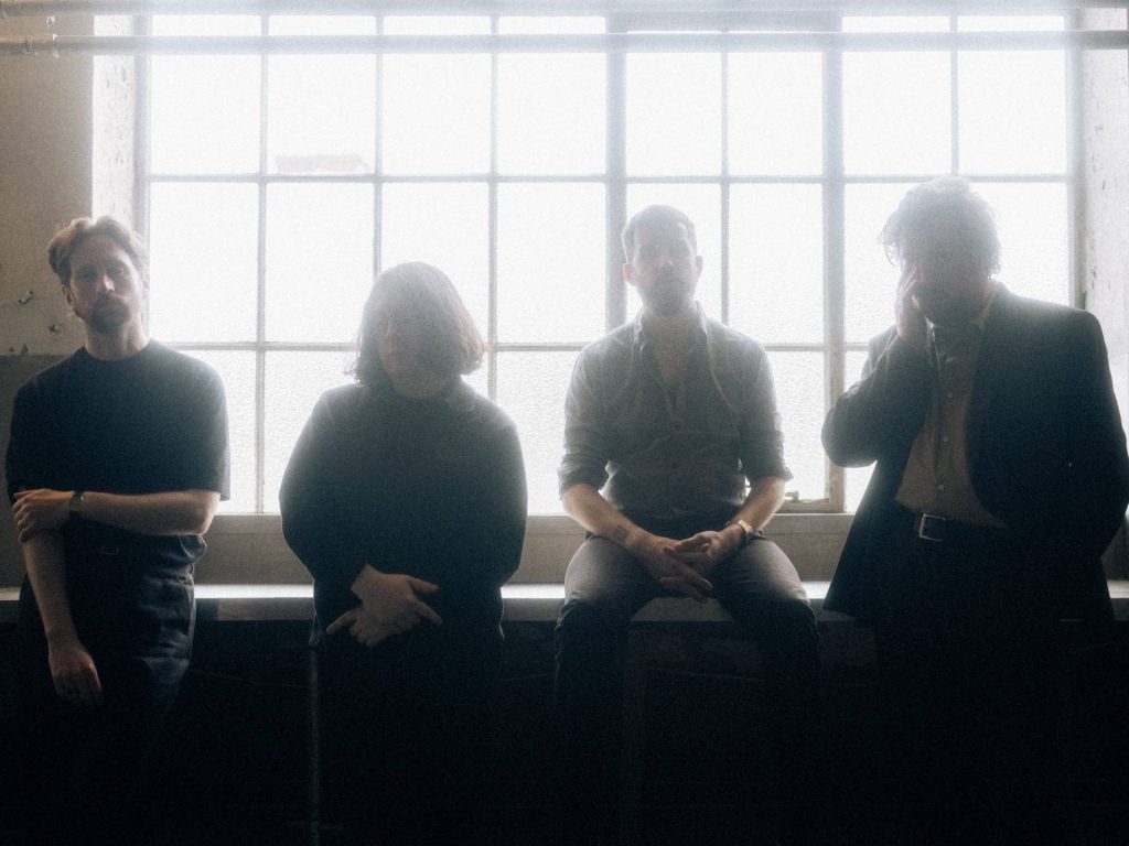 Gilla Band est de retour avec "Giraffe", un single post-punk complètement fou. Découvrez le morceau et les dates de leur tournée française en 2027