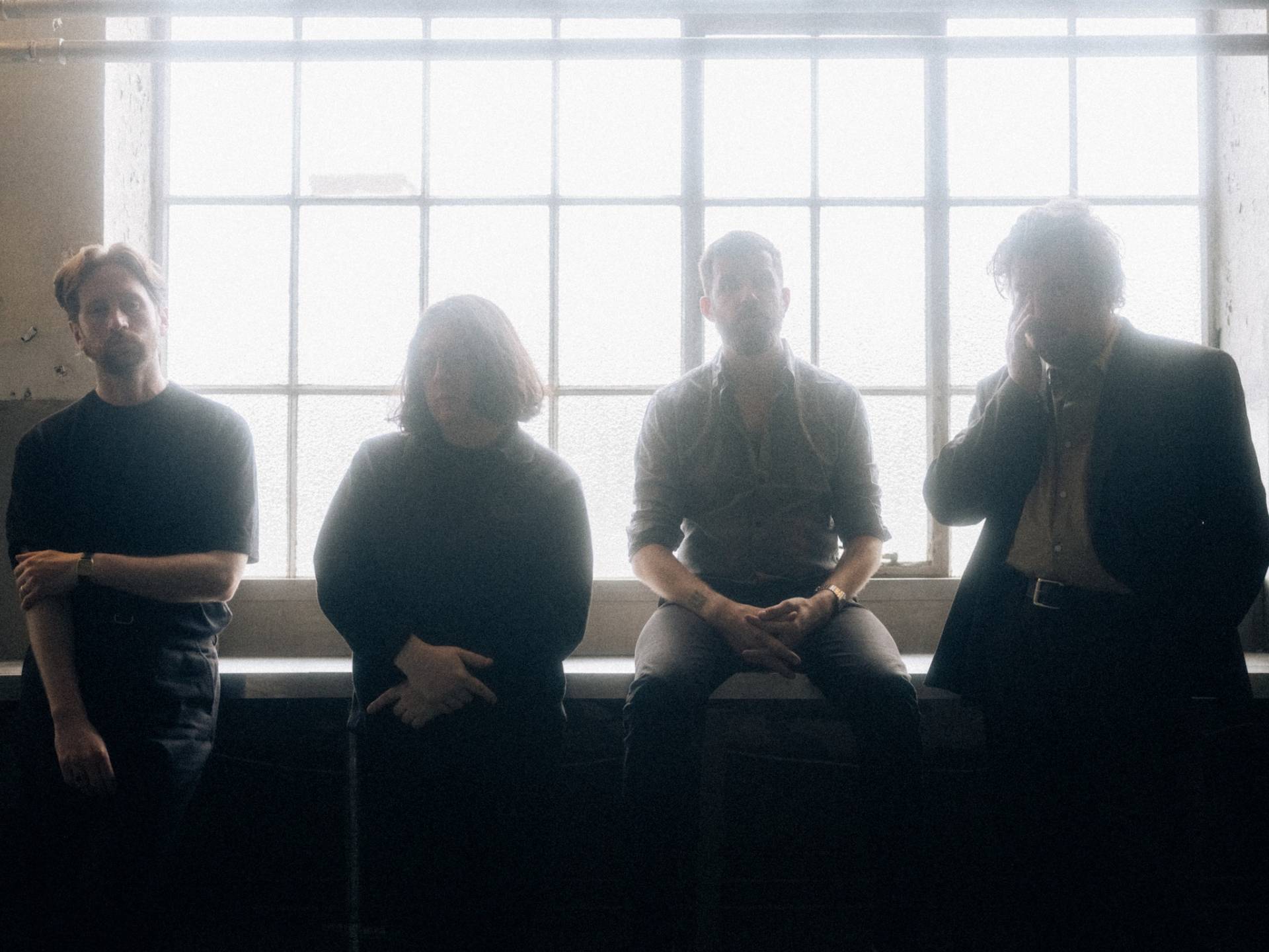 Gilla Band est de retour avec "Giraffe", un single post-punk complètement fou. Découvrez le morceau et les dates de leur tournée française en 2027