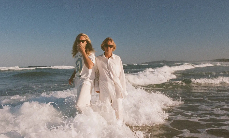 Babe Rainbow frappe fort avec « Waterfall », deuxième single de leur album « ACID AND HONEY ». Un mix parfait entre Sheryl Crow et Unknown Mortal Orchestra. Découvrez notre chronique sans langue de bois sur cette pépite dream-pop de l'été 2026.