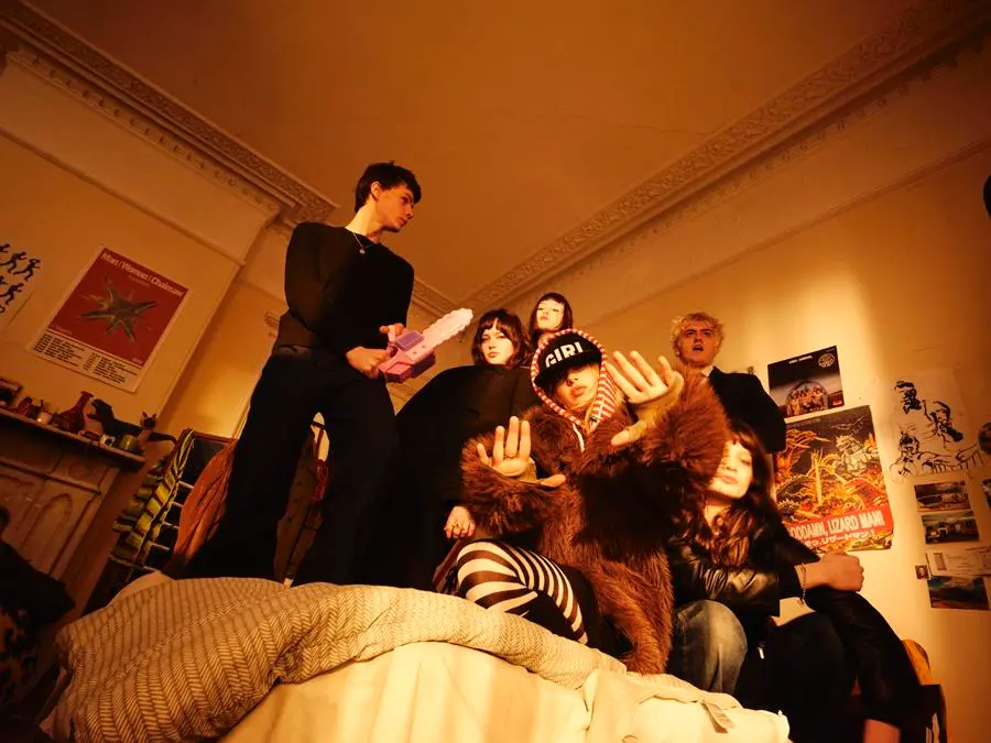 Découvrez notre analyse de Get up and dance, le nouveau single de Man/Woman/Chainsaw chez Fiction Records. Un retour rock indé incisif pour l'été.