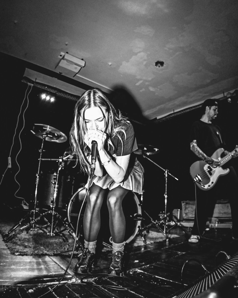 Le groupe allemand SKIRT balance "Holy Powers", un brûlot punk hardcore ultra-lourd. Clairement, elles ne sont pas là pour beurrer les tartines. Foncez