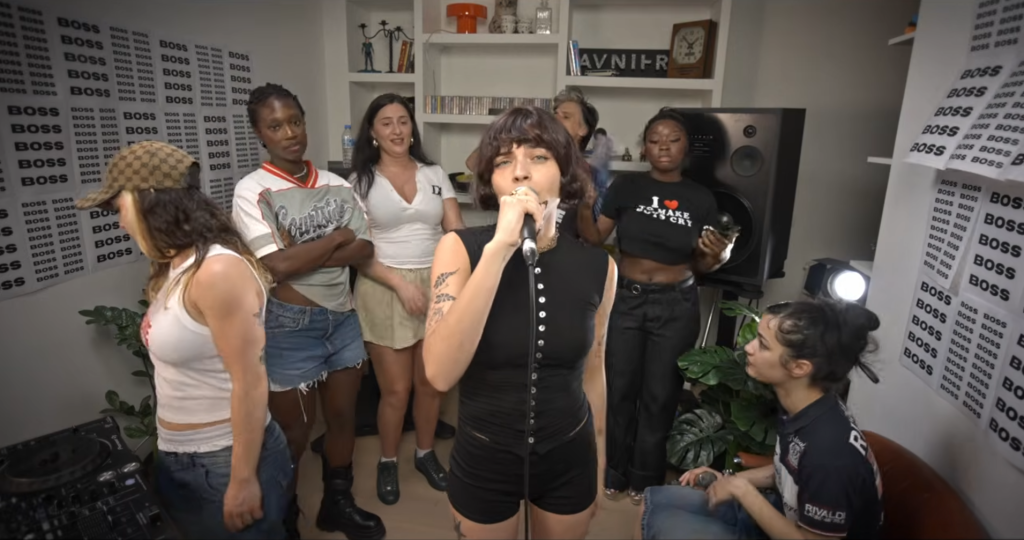Venu pour Orelsan, resté pour les rappeuses. Découvrez Juste Shani, Leys, Surprise, Mandyspie et 32, les 5 talents qui ont braqué le Boss Cypher.